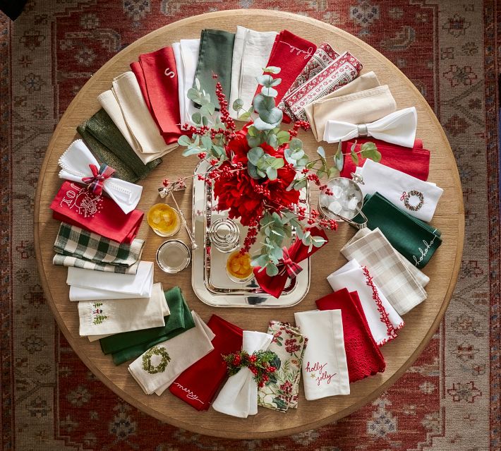 Holly Wreath Embroidered Dinner Napkins - Oatmeal Lace