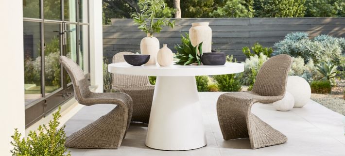 Pottery barn round outdoor outlet table