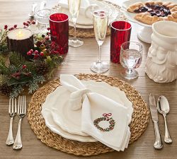 Holly Wreath Embroidered Linen/Cotton Napkins - Set of 4