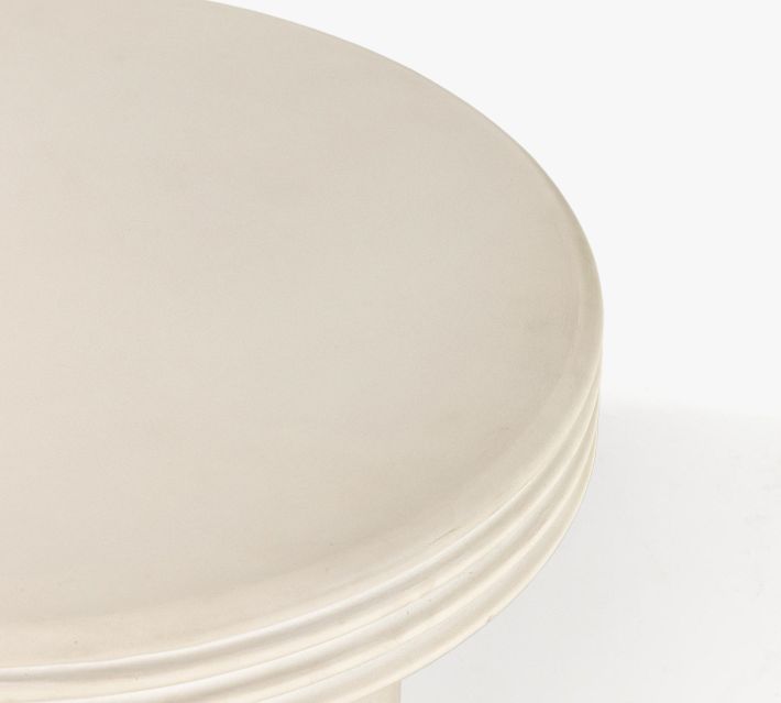 Edge close-up showing multiple concentric rings on the table edge.
