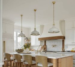 Jocelyn Metal Round Pendant (18&quot;)