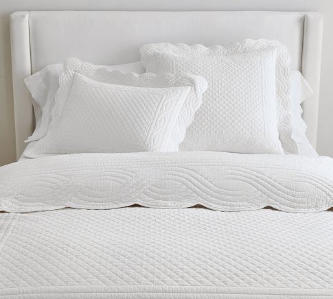 Heirloom Scalloped Quilt, White, Double/Queen
