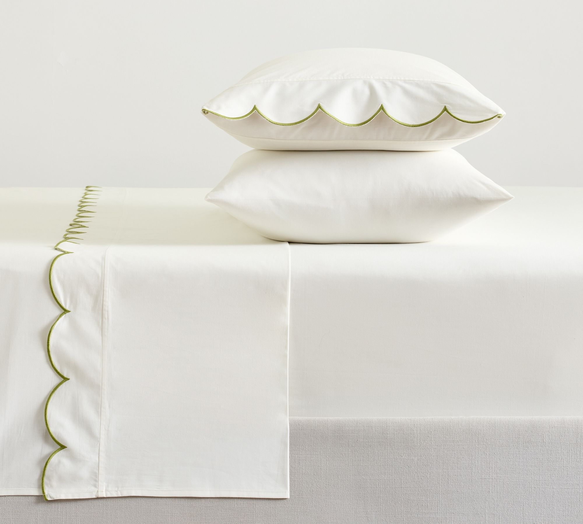 Monique Lhuillier Delphine Scallop Border Sheet Set