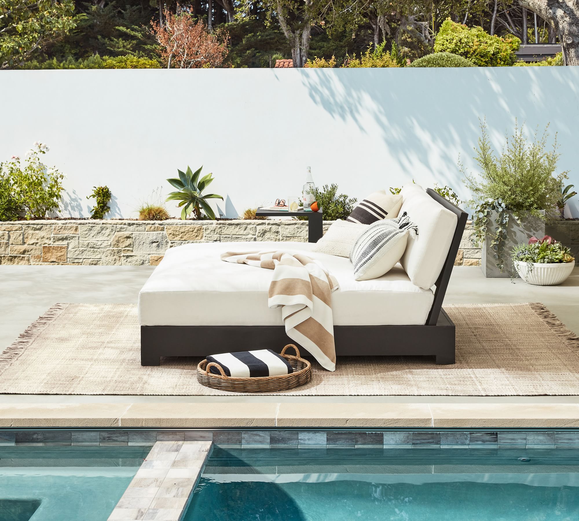 Malibu Metal Platform Outdoor Daybed (66")