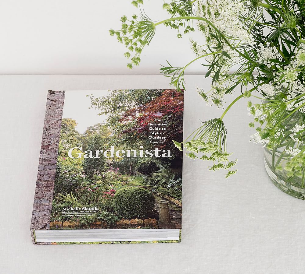 Gardenista: The Definitive Guide to Stylish Outdoor Spaces by Michelle Slatalla