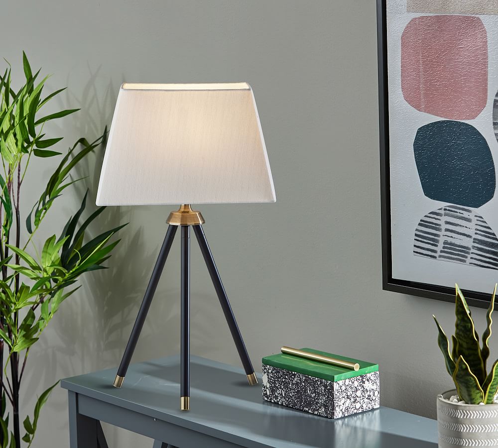 Bryne Metal Tripod Table Lamp (19&quot;)