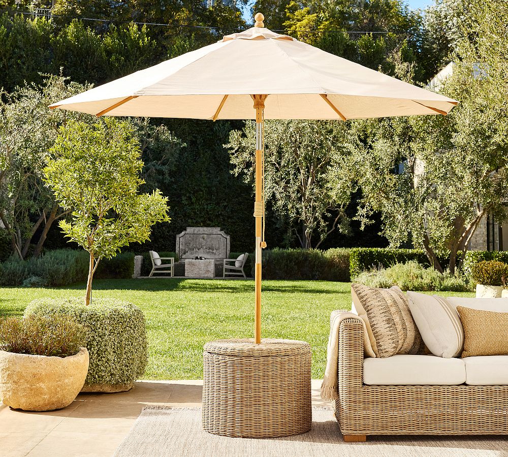 Huntington Wicker Round Outdoor Umbrella Stand Side Table (28&quot;)