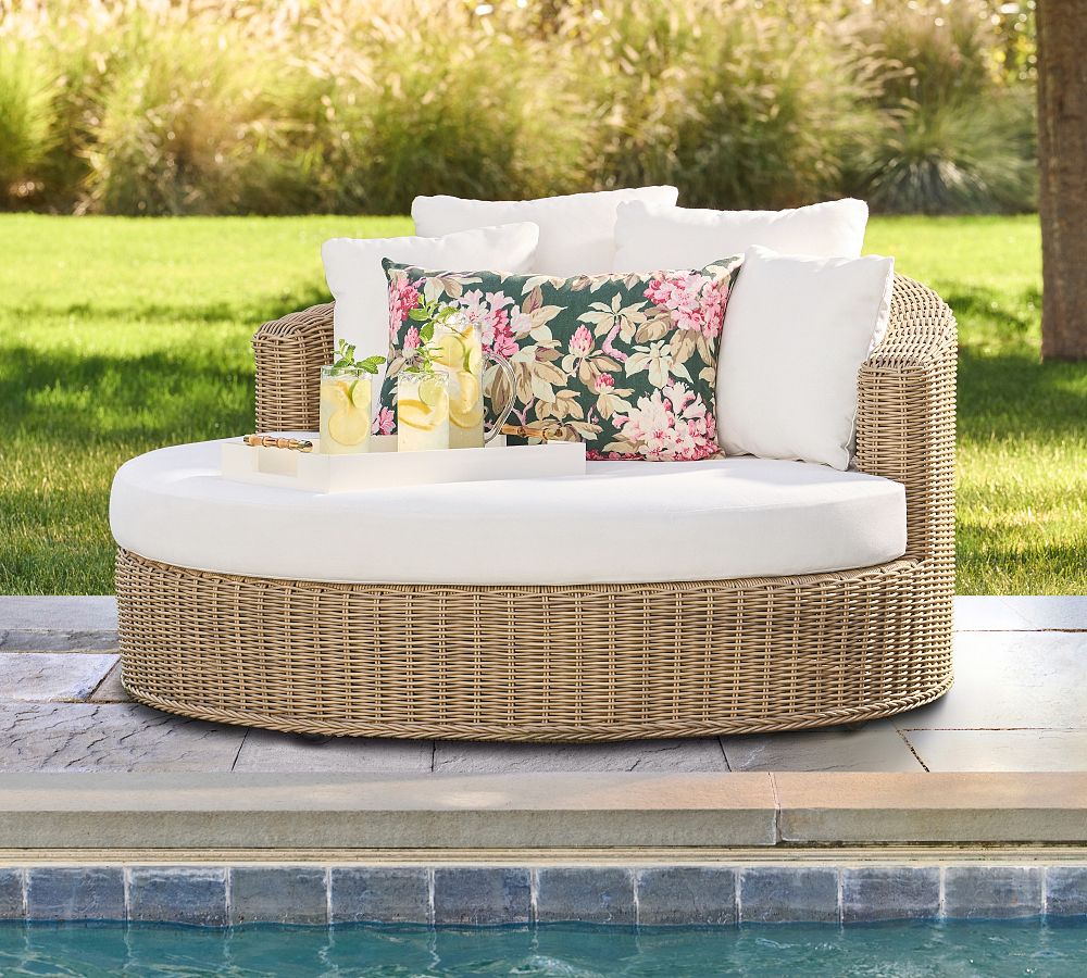 Open Box: Huntington Wicker Round Swivel Outdoor Daybed