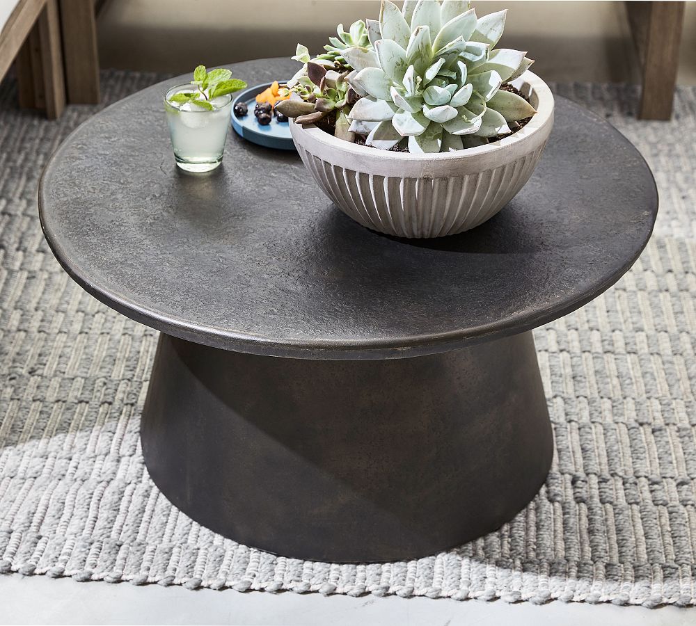 Avila Metal Round Outdoor Coffee Table (32&quot;)