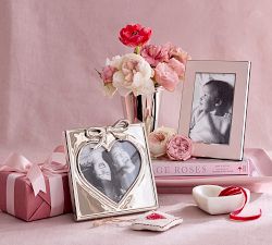 Sweetheart Bow Frame