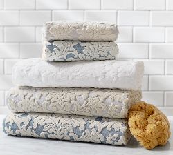 Jacquard Medallion Aerospin™ Quick-Dry Sculpted Bath Towel