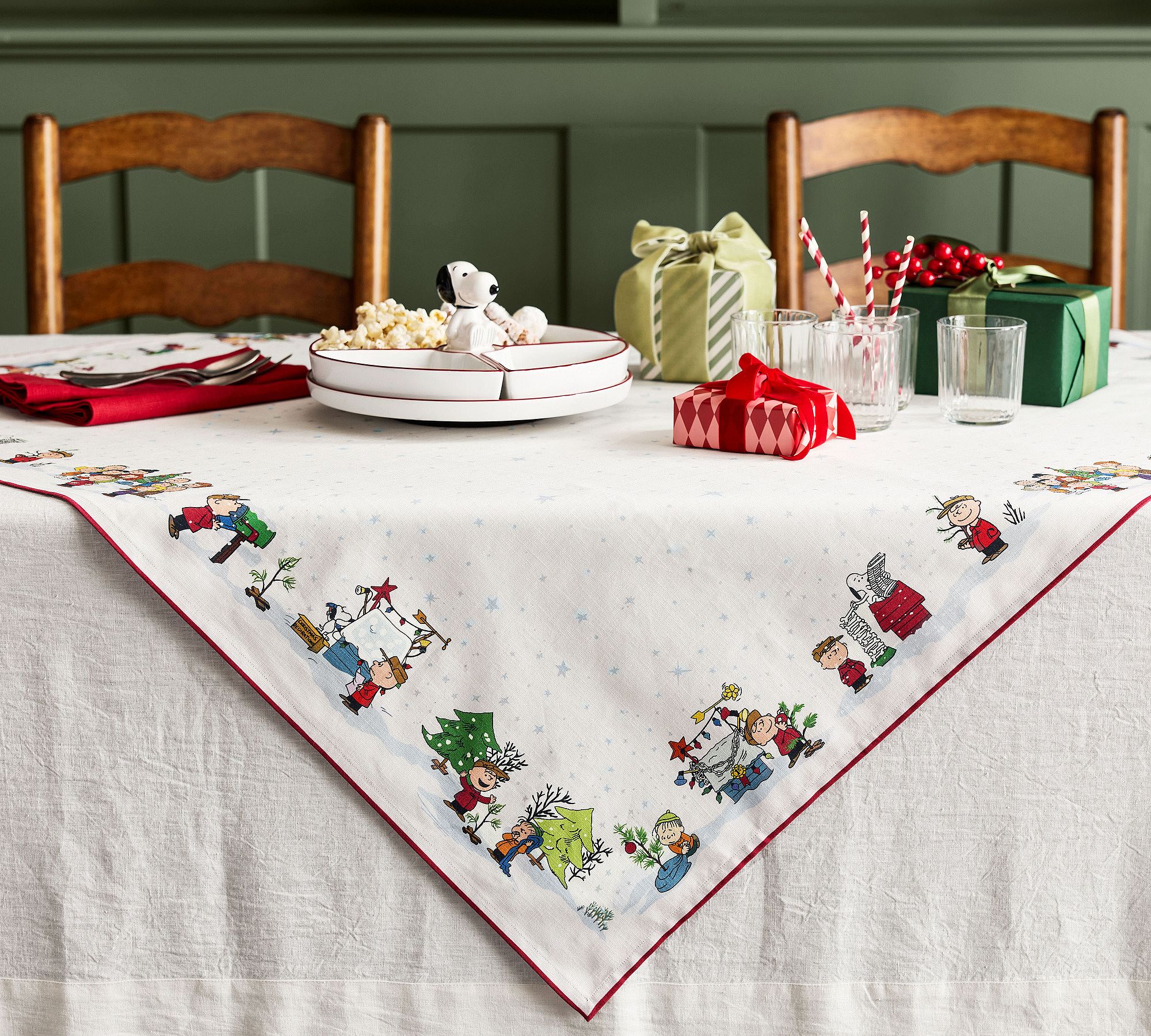 Peanuts™ Charlie Brown Christmas Table Throw